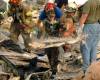 Старшина третьего класса Эмми Горман помогает спасателям после того, как торнадо уничтожил стоянку жилых автофургонов в Эвансвилле, штат Индиана, 6 ноября 2005 года.