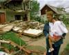 3 июля 1997 года жительница Детройта Барбара Куинн держит свою 3-летнюю племянницу Тэйлор Джеймсон, осматривая соседний дом, сметенный торнадо