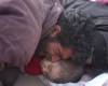Мужчина оплакивает ребенка, погибшего в землетрясении в 6,6 баллов в Баме, Иран, 27 декабря 2003 года