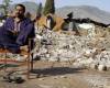 Пакистанец, выживший в землетрясении, сидит на стуле у своего разрушенного дома в Музаффарабаде 17 октября 2005 года. Два миллиона человек остались без домов после землетрясения, в результате которого погибло более 35 000 человек