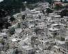 Столица Гаити Порт-о-Пренс после землетрясения 13 января 2010 года. Снимок сделан из вертолета организации Красного Креста